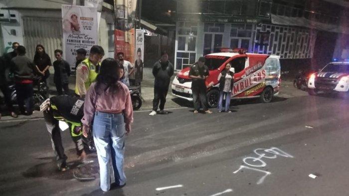 Petugas Unit Gakkum Satlantas Polresta Malang Kota saat melakukan olah TKP di lokasi kecelakaan yang terjadi di Jalan Raya Tlogomas Kota Malang.
