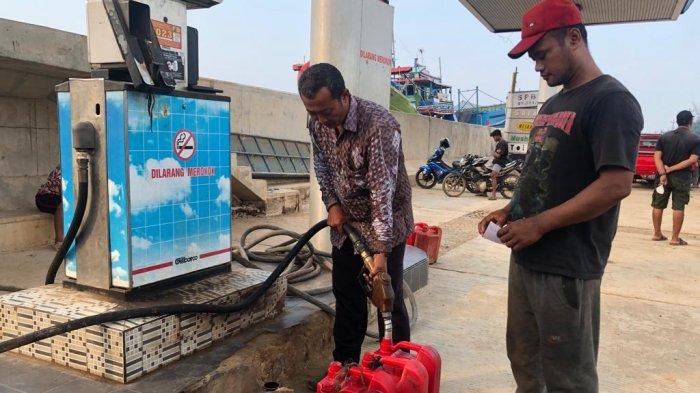 Petugas di Stasiun Penyaluran Bahan Bakar (SPBB) 47.511.05 Jasa Mina Kawasan PPNP, Krapyak Lor, Kecamatan Pekalongan Utara, mengisi solar subsidi ke jeriken milik nelayan, Jumat (20/10/2023).