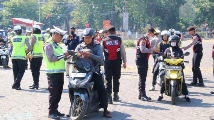 Petugas kepolisian berkomunikasi dengan pengguna jalan dalam sosialisasi gabungan saat Operasi Zebra Candi 2023 di depan taman eks Wonderia, Jalan Sriwijaya, Kota Semarang, Senin (11/9/2023). Kegiatan diinisiasi Polda Jateng, Bapenda Provinsi Jateng  dan Jasa Raharja untuk sosialisasi tertib berlalu lintas sekaligus ketaatan pajak kendaraan bermotor.