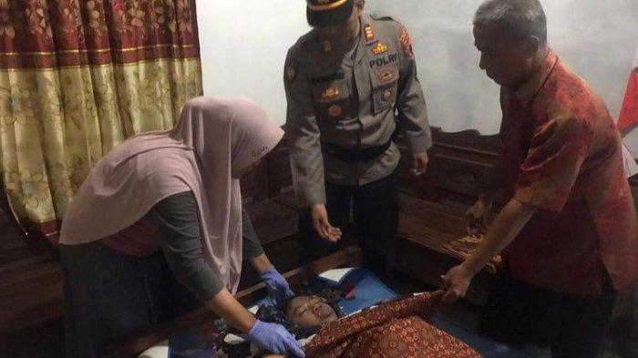 Petugas kesehatan dan kepolisian setempat tengah memeriksa korban. Anggota KPPS di Kendal meninggal dunia di kamar mandi pada Sabtu (17/2/2024) dalam kondisi tergantung yang diduga bunuh diri.