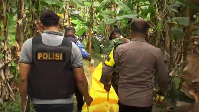 Petugas melakukan evakuasi mayat wanita bertato yang ditemukan di kebun Desa Trimulyo, Kecamatan Guntur, Demak.