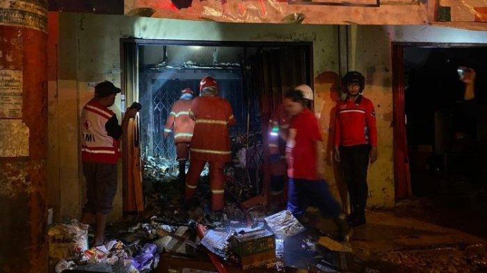 Petugas memadamkan kebakaran di kios pertokoan eks-Hasil Pasar Raya 1 Salatiga, Sabtu (27/7/2024).