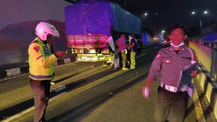 Petugas mendatangi dan mengamankan lokasi kejadian kecelakaan di Jalan Padjajaran, tepatnya di Jalur Underpass Kentungan, Kalurahan Caturtunggal, Depok, Kabupaten Sleman, Rabu (26/7/2023) dinihari.