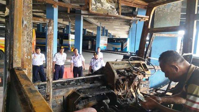 Petugas saat mengecek Bus Rejeki Lancar dengan plat nomor AD 7510 OA yang terparkir di Terminal Tirtonadi, Solo terbakar, Senin (12/2/2024)