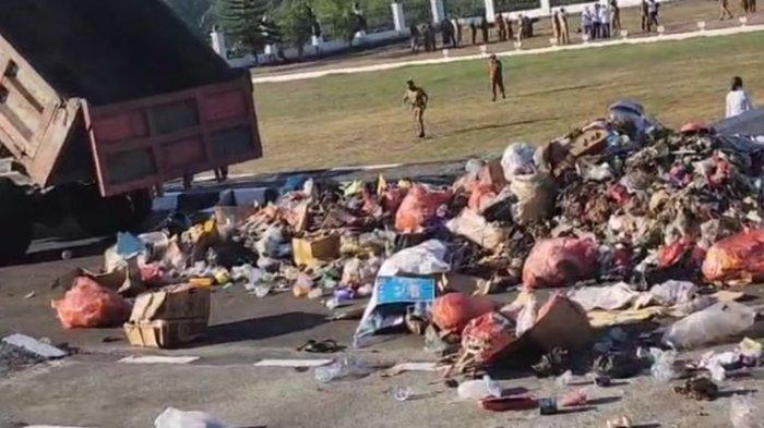 Petugas tenaga kebersihan membuang sampah yang diangkut dengan empat truk sampah di halaman Kantor Bupati Seram Bagian Barat, Maluku, Senin (20/11/2023)(Tangkapan layar)