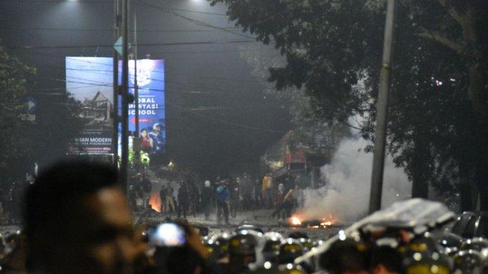 Petugas tengah melakukan pembubaran massa yang tengah melakukan penutupan jalan atau pemblokiran jalan Dago, tepatnya di terminal Dago, Kecamatan Coblong Kota Bandung, Senin (14/8/2023). Penutupan jalan yang dilakukan warga Dago elos ini berujung ricuh.