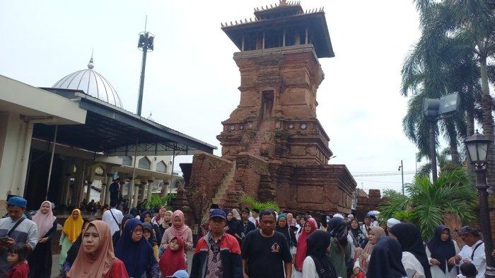 Peziarah memadati kawasan Masjid Menara Kudus, Senin (30/12/2024).