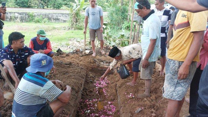 Pihak keluarga menabur bunga di makam GRO usai proses ekshumasi dilakukan di TPU Bangunrejo Desa Saradan Kecamatan Karangmalang Kabupaten Sragen Jawa Tengah, Jumat (29/11/2024) sore.
 
