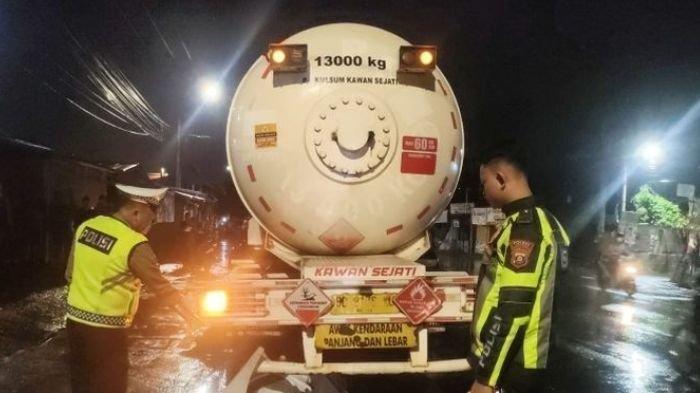 Pihak kepolisian mengevakuasi korban kecelakaan yang tewas di simpang Jalan Junaidi, Kelurahan Watervang, Kecamatan Lubuklinggau Timur I, Kota Lubuklinggau, Kamis (3/10/2024).