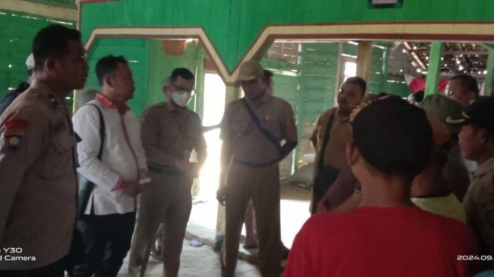 Pihak kepolisian saat melakukan olah TKP di rumah korban.