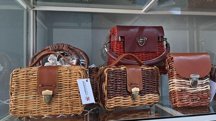 Piliani Ernawati perajin Craftonesia yang awalnya suka barang-barang daur ulang, sebelum terjun ke barang anyam koran bekas.