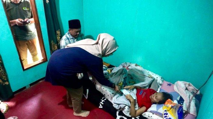 ILUSTRASI Pj Bupati Batang Lani Dwi Rejeki saat mengunjungi Kasminah (36), warga Desa Kambangan, Kecamatan Blado, Kabupaten Batang yang menderita penyakit Kanker Serviks Stadium 3.