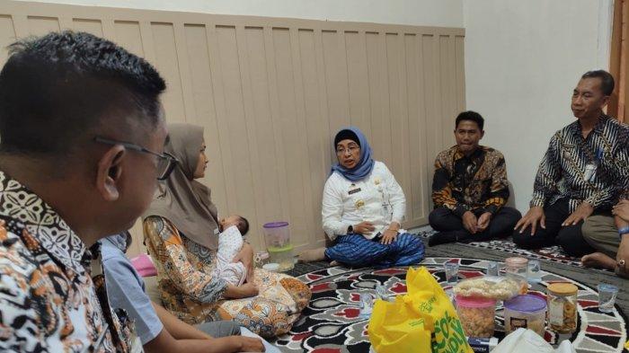 Pj Bupati Batang, Lani Dwi Rejeki, saat menjenguk keluarga Burhanudin di Desa Lebo, Kecamatan Warungasem, yang baru saja melahirkan bayi dengan kebutuhan khusus, Kamis (19/12/2024).