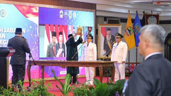 Penjabat (Pj) Gubernur Jawa Tengah Nana Sudjana, saat prosesi pelantikan Kepala Pusat Pengembangan SDM Kementerian ATR/BPN Agustyarsah menjadi Pj Bupati Tegal, di Gedung Gradhika Bhakti Praja, Kota Semarang, Rabu (10/1/2024).