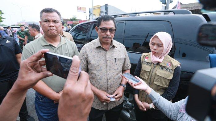 Pj Gubernur Jateng Nana Sudjana saat meninjau jalur alternatif di Simpang Trengguli, Demak, Sabtu (10/2/2024).