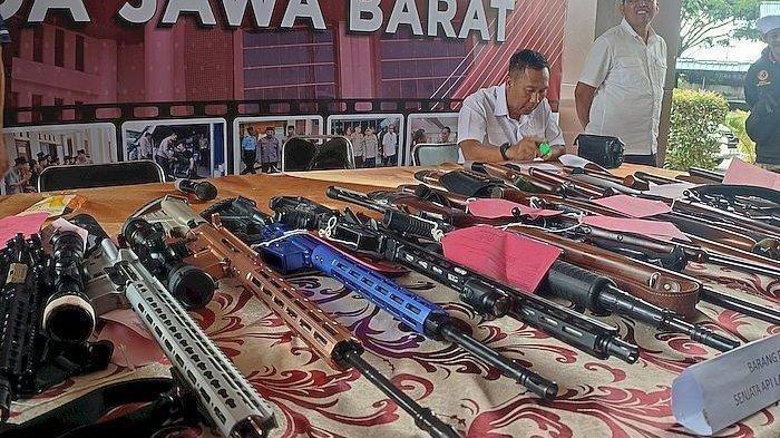 Polda Jabar memperlihatkan puluhan senjata api ilegal yang disita dari sebuah rumah di Cimenyan, Kabupaen Bandunng dalam jumpa pers di Polda Jabar, Rabu (27/3/2024)