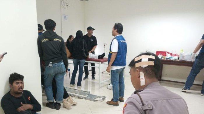 Korban usai kerusuhan usai laga Gresik United Vs Deltras FC di Stadion Gelora Joko Samudro Gresik, Minggu (19/11/2023) sore.