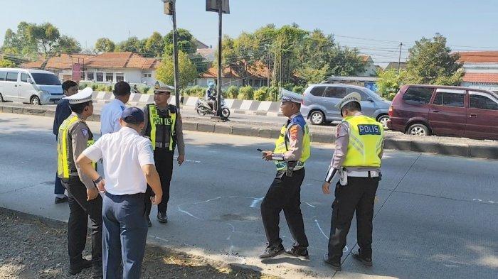 Polisi cek lokasi dua mahasiswa UIN Walisongo Semarang tewas kecelakaan di Pantura Kendal, Senin (19/8/2024).