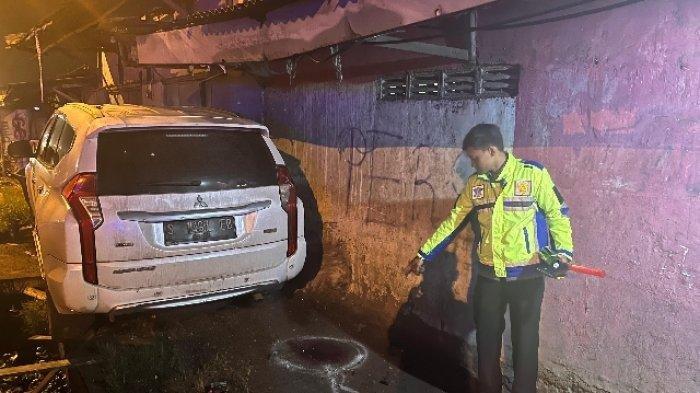 Polisi melakukan olah TKP kecelakaan maut di Jalan Raya Duduksampeyan, Gresik, Minggu (7/1/2024)