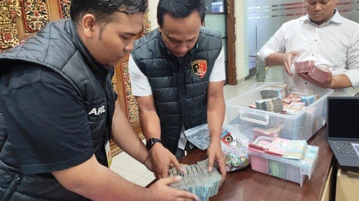Polisi melakukan penghitungan uang hasil sitaan dari penggrebekan kasino Baby Face di Mapolrestabes Semarang, Senin (23/9/2024).