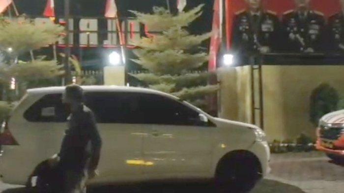 Polisi memeriksa kondisi mobil Ormas LMPI Pemalang usai dikejar orang tak dikenal hingga mendapat tembakan dan berhasil kabur ke Markas Polres Tegal Kota, Rabu (9/8/2023) malam. (Dok. Istimewa).