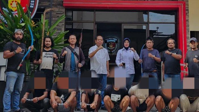 DUEL ANTAR REMAJA - Polisi menangkap tujuh remaja dan menyita corbek dan celurit selepas adanya aksi tawuran antar dua kelompok remaja di di Gang 4 Jalan Kebonharjo, Kelurahan Tanjung Mas, Semarang Utara, Kota Semarang, Minggu (25/5/2025). Sebanyak satu remaja meninggal dunia akibat kejadian ini.