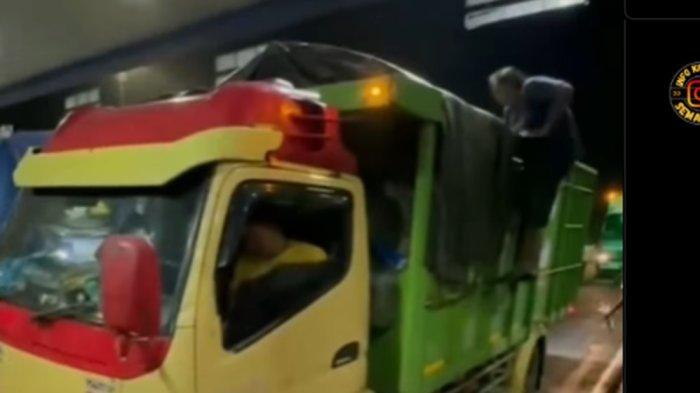 Polisi mengamankan truk Mitsubishi Volt Diesel bernomor polisi AD 1358 YE yang mengangkut 226 ekor anjing di Gerbang Tol Kalikangkung Ngaliyan Kota Semarang