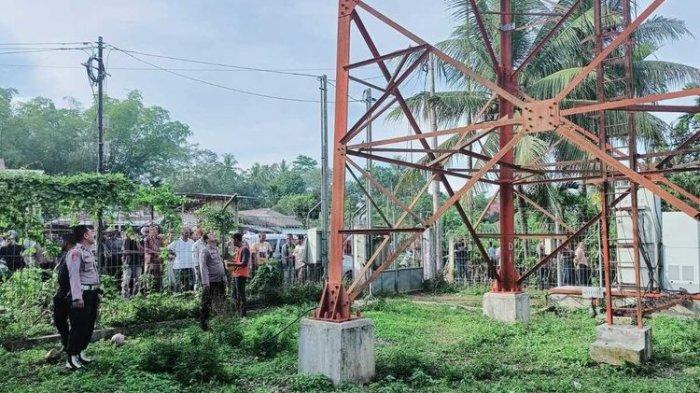 Polisi menunggu pencuri di tower pemancar jaringan selular XL di Desa Cot Seutui, Kecamatan Kuta Makmur, Kabupaten Aceh Utara, Provinsi Aceh, Jumat (20/10/2023)