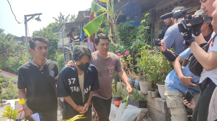 Polisi saat menggiring Pimpinan Pondok Pesantren Hidayatul Hikmah Al Kahfi Kota Semarang, Muh Anwar (46) alias Bayu Aji Anwari yang menyetubuhi para santriwati untuk menunjukkan lokasi kamar para santri perempuan di pondok tersebut, di Lempongsari, Gajahmungkur, Kota Semarang, Jumat (8/9/2023).