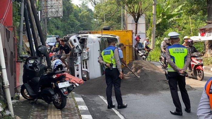 Polisi telah mendatangi lokasi truk pasir terguling di turunan Jalan Gombel Lama, Tinjomoyo, Banyumanik, Kota Semarang, Sabtu (29/6/2024) pagi.