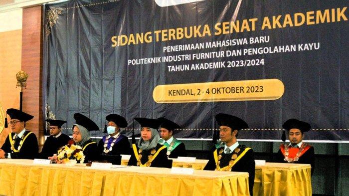 MAHASISWA BARU - Politeknik Industri Furnitur dan Pengolahan Kayu (Polifurneka) Kendal menyelenggarakan Upacara Pembukaan Pengenalan Kehidupan Kampus Mahasiswa Baru (PKKMB), Senin (2/10).