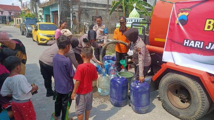 Polres Demak saat mendistribusikan air bersih di Desa Raji Kabupaten Demak