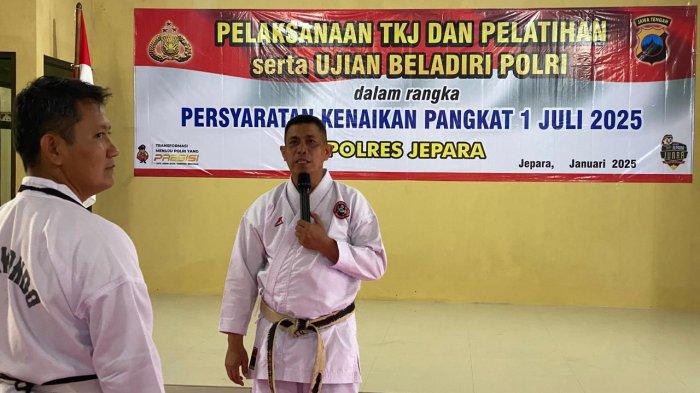 Puluhan personel Polres Jepara peserta ujian kenaikan pangkat (UKP) mengikuti tes beladiri Polri di aula Mapolres setempat, pada Senin (20/1/2025).