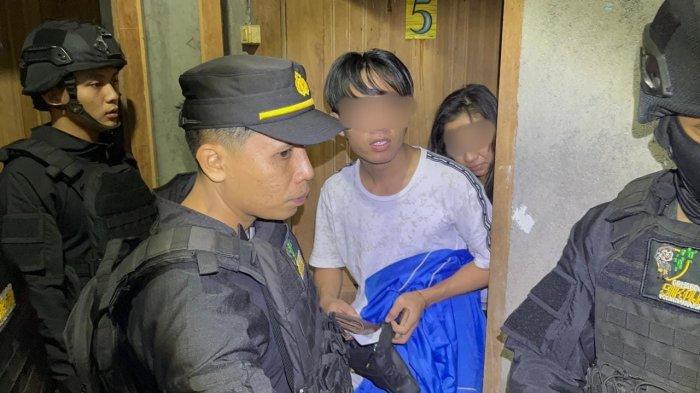 Polres Jepara mengamankan pasangan tak resmi di hotel, homestay hingga kos di kawasan Desa Bandengan, Jepara.