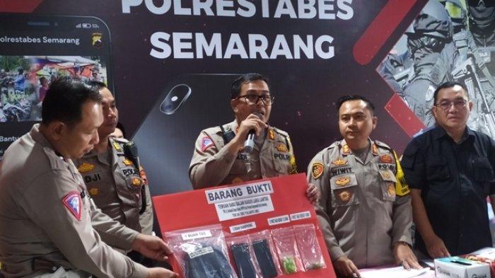 Polrestabes Semarang saat merilis kasus ojol Semarang sekaligus pengedar narkoba, Eko Yuniarto (48) di Mapolrestabes Semarang, Rabu (25/10/2023). Eko sehari sebelumnya tewas kecelakaan saat sedang mengedarkan sabu di Jalan Setia Budi, Banyumanik, Kota Semarang sehingga kasusnya dihentikan.