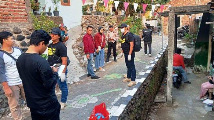 Tim Inafis Polrestabes Semarang saat melakukan olah tempat kejadian perkara kekerasan dalam rumah tangga yang menewaskan seorang perempuan di kota Semarang, Senin (28/8/2023).