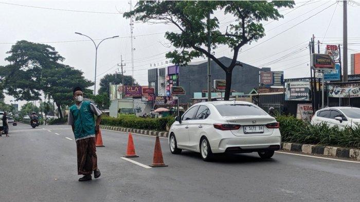 POLUSI UDARA - Seorang warga mengenakan masker untuk menghindari polusi udara di Kecamatan Mijen Kota Semarang, Jumat (11/4/2025). Warga mengira kondisi langit sedang berkabut beberapa hari terakhir ini di Kota Semarang, ternyata itu adalah polusi udara.