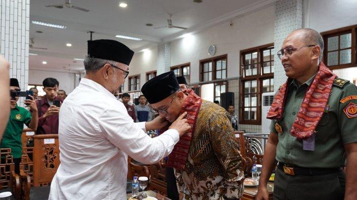 Pondok Pesantren Wali Barokah, Kota Kediri, Jawa Timur, menggelar bedah buku ‘Politik Pertahanan’ karya Juru Bicara Menteri Pertahanan, Dahnil Anzar Simanjuntak pada Senin (27/11). Acara tersebut dihadiri lebih dari 1.000 santri dan para pengurus LDII.