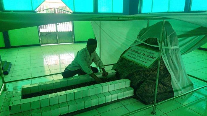 Ponidi Ketua RT 05 RW 22 Tlogosari Kulon memperlihatkan tempat persemayaman puluhan pejuang yang terletak di samping rumah kayu di Jalan Syuhada Raya, Jumat (9/8/2024).