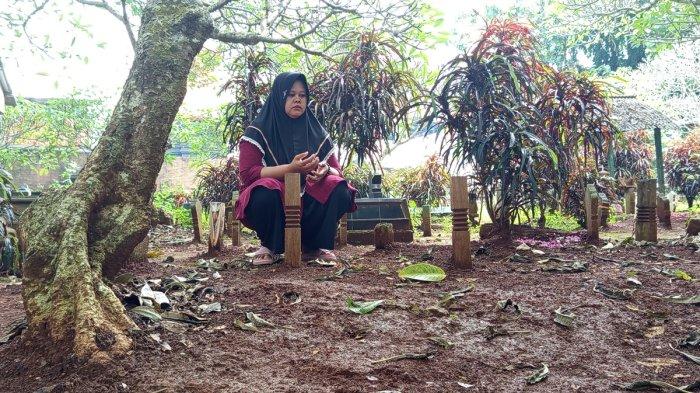 Poniyem berziarah ke makam Darso suaminya yang diduga menjadi korban penganiayaan polisi, Kota Semarang, Sabtu (11/1/2025).