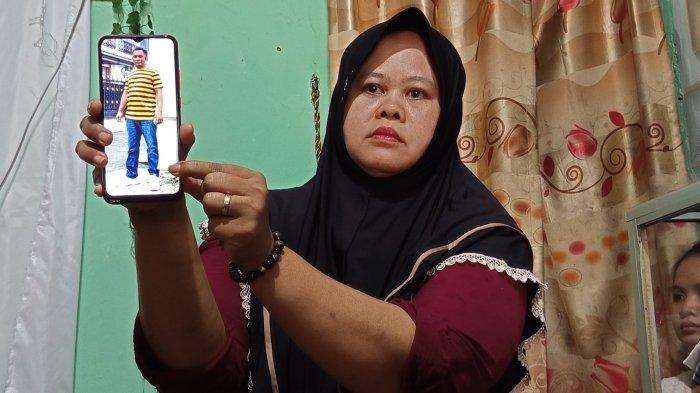 Poniyem menunjukkan foto Darso semasa hidup di rumahnya di Purwosari, Mijen, Kota Semarang, Sabtu (11/1/20245).