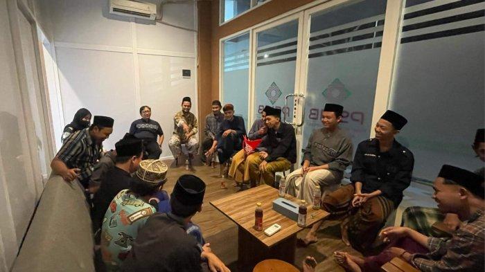 PESANTREN RISET - Suasana Ponpes Al Khawarizmi di Kel.Wonolopo Kota Semarang. Ngaji di pesantren ini juga akan dibekali materi penelitian dan kepenulisan.