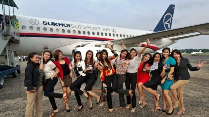 Pose sejumlah kru di samping Pesawat Sukhoi Superjet 100