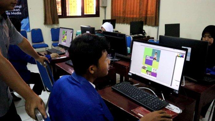 Poto 4: Proses Pendampingan Desain Grafis