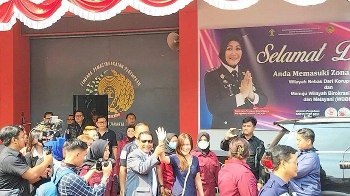 Potret Senyum Lebar Jessica Kumala Wongso Bebas Hari Ini, Lambaikan Tangan dan Langsung Masuk Mobil