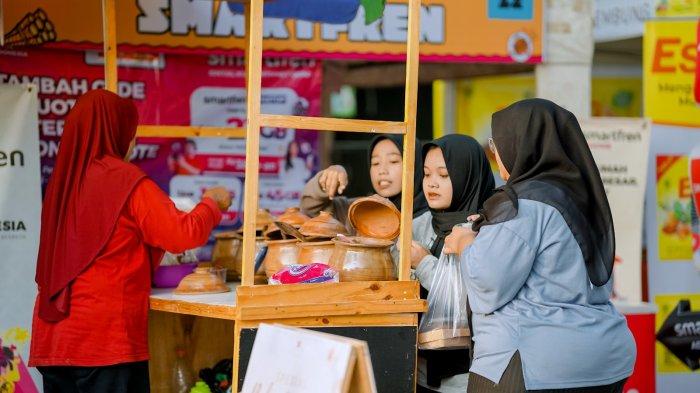 Potret pengunjung festival jajanan terbesar di Kabupaten Rembang “Njajan Fest 2024” di halaman Taman Kartini Kabupaten Rembang.