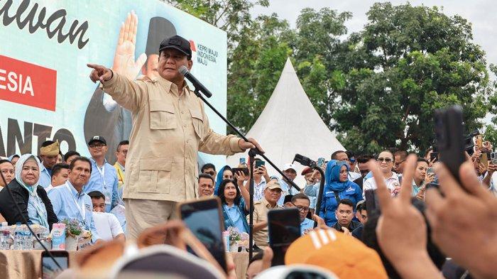 Calon Presiden, Prabowo Subianto saat memberikan orasi kebangsaan di Stadion Temenggung Abdul Jamal, Batam, Provinsi Kepulauan Riau, Sabtu (13/1/2024). Orasi kebangsaan ini dihadiri puluhan ribu elawan, simpatisan dan partai koalisi calon presiden nomor urut 2.