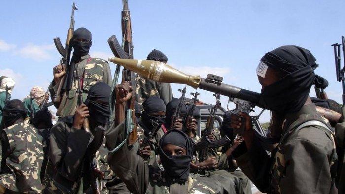 Prajurit milisi Al Shabaab membawa senjata menaiki truk saat bersiap menuju kota dari luar ibu kota Mogadishu, Somalia, 8 Desember 2008. Otoritas Somalia pada Senin (3/10/2022) mengatakan, pemimpin Al Shabaab yaitu Abdullahi Nadir tewas dalam serangan udara Amerika Serikat pada Sabtu (1/10/2022) melalui operasi bersama. (AP PHOTO/FARAH ABDI WARSAMEH)