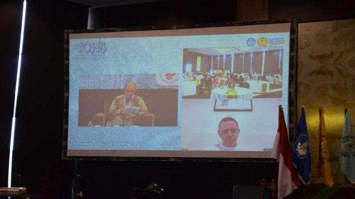 Presentasi hasil luaran penelitian oleh presenter pada hari pertama 20 September 2023