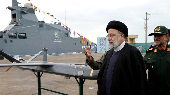 Presiden Iran Ebrahim Raisi (kiri) mengunjungi pangkalan angkatan laut Korps Garda Revolusi Iran (IRGC) di Bandar Abbas, Iran selatan.